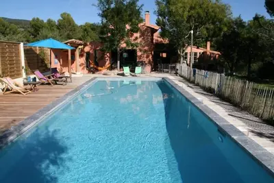 Image de Villa lumineuse avec grande piscine au pied du Luberon