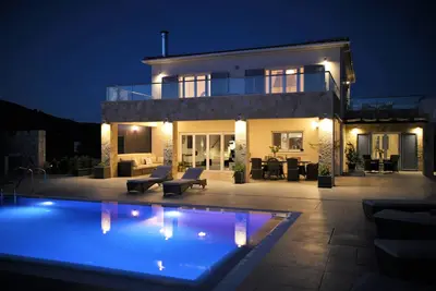Image de Superbe villa de luxe avec vue panoramique sur la mer Ionienne et les montagnes