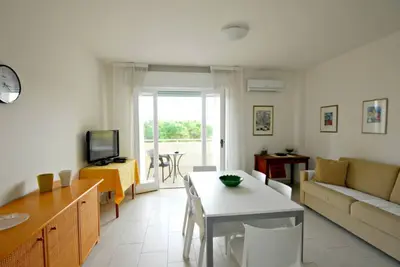 Appartement lumineux de deux chambres face à la mer