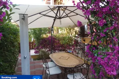 Image de Artemide-Jolie petite maison avec jardin au bord de la piscine