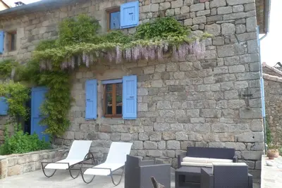 Image de Location de charme (wifi) maison en pierres avec terrasse et vue magnifique