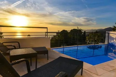 Image de Luxueuse villa avec piscine privée, vue sur la mer