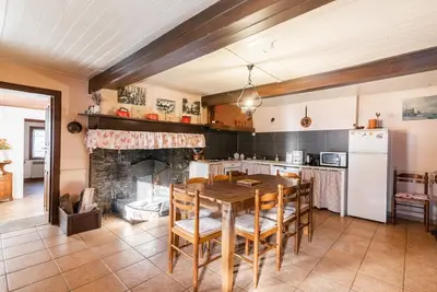 Image de Confortable gîte avec grande cheminée et vues sur les montagnes - Wifi