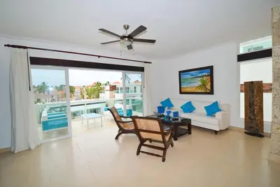 Image de Belle à deux niveaux penthouse de 3 chambres avec wifi gratuit