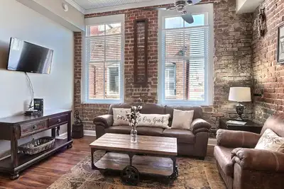 Image de Loft él��gant-Vivre au coeur du centre-ville de Savannah!