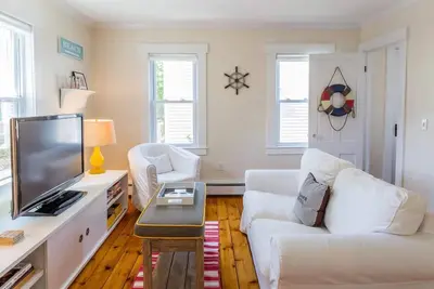 Image de Bright & Airy 2br 1 pâté de maisons de la plage, 4 personnes, parking sur place