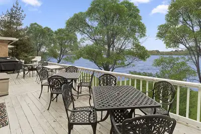 Image de Fun Lakefront Home avec plage privée, jetée, terrasse sur le toit, kayaks | lac de Genève
