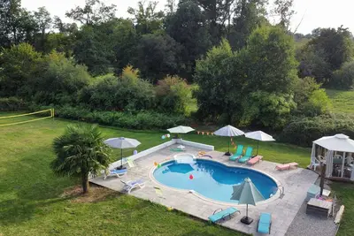 Grand et spacieux avec tous les appareils modernes et un 9x4. Piscine de 2 m