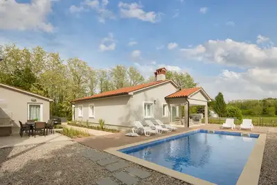 Villa neuve avec jardin, piscine et vue sur un vignoble à proximité