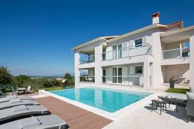 Image de Villa L - Villa avec 2 unités séparées (idéal pour 2 familles) et piscine privée