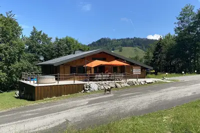 Image de Chalet 4 étoiles entre Lac et Montagne, jacuzzi, sauna, en face des pistes.