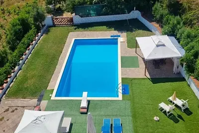 Image de mansarde spacieuse de charme avec grande piscine privée