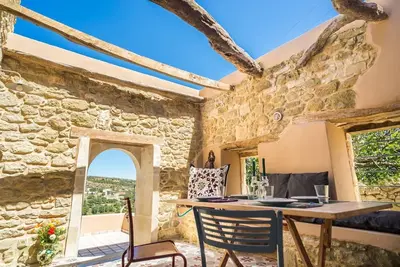 Image de Joy: Maison en pierre de l'artiste avec vue sur la campagne