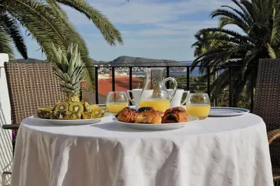 Image de Villa individuelle de luxe, vue imprenable sur la mer, piscine privée et jardin