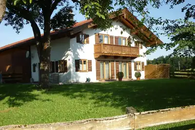 Image de Maison de campagne spacieuse et idyllique dans un hameau au sud-est de Munich