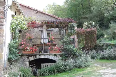 Image de A l'ombre d'un moulin rouergat, maison au bord de l'eau