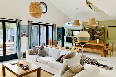 Image de Superbe maison en bois proche de tout à pied - Grandes terrasses arborées