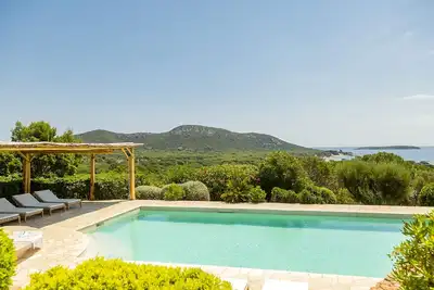 Image de Villa 5 chambres vue panoramique sur Palombaggia. Accès mer 10 min à pied.