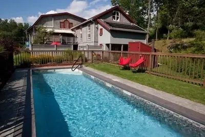 Image de 1 000 pi² Apt, piscine, festival de l'ail. 8/31, Food Truck Fest. 9 / 14-15, Freshgrass 9 / 20-22