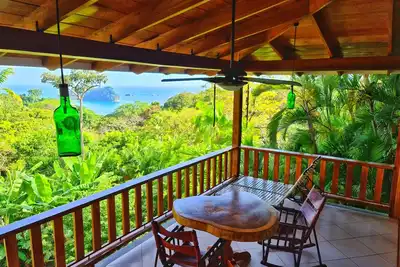 Image de Jungle et Ocean View Studios Manuel Antonio peut accueillir jusqu'Ă 16 personnes dans 4 studios