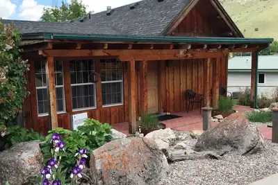 Image de Premier Rustic Inn, cabine personnalisée au design moderne sur la rue Main à Lava