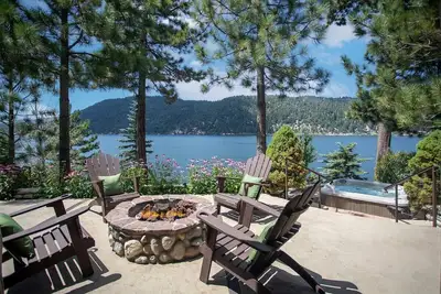 Image de «The Grand» Big Bear Luxury Lakefront Log Home-Private Dock.