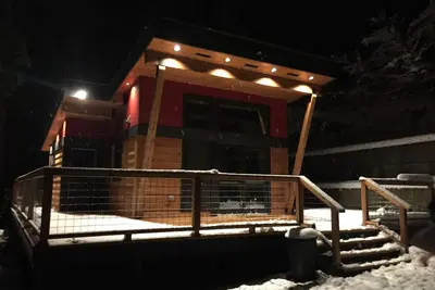 Image de New Mt. moderne Rainier Cabin - Wrap-around pont, Cheminée, Wifi, Netflix + plus
