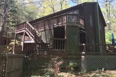 Image de 3-Br (5 lits) Maison 2-Ba dans mtns près de la ville. En mtns près de la ville! Jacuzzi!