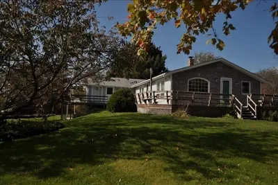 Image de Lumineuse et spacieuse maison 1\/2 mi à Charlestown Bch \/ spéciale du 3 au 10 août 2500 $. \/la semaine