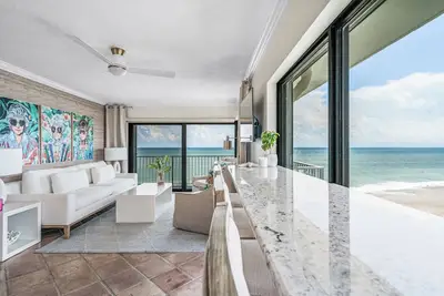 Image de Condo Direct Ocean Front Penthouse! Lisez les critiques! Deux chambres / deux salles de bain.