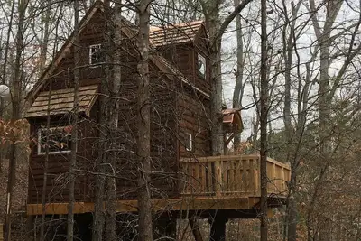 Image de Cabane dans les arbres Le Petit Chateau Ă Candlelight Forest Resort