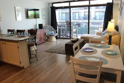 Image de Beau condo situé sur 36th St. À quelques pas de la plage, des boutiques, des restaurants et plus encore!