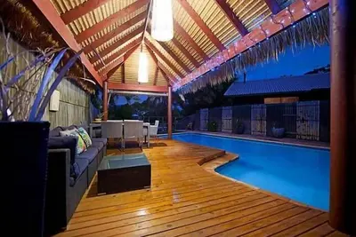 Image de Gold Coast Waterfront Central Location Canal & Pool Value pour une grande maison