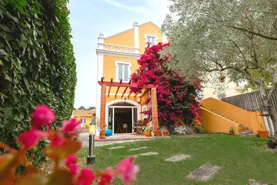 Image de Fabuleuse et calme maison dans le centre du village et près de la plage.