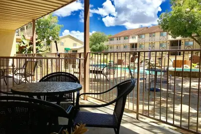 Image de Poolside Porch Paradise - 6-8 personnes - 2bdr / 2bth!