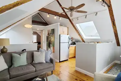 Image de Centre-ville 2bd Condo-- A / C, à pied de la plage, Animaux acceptés!