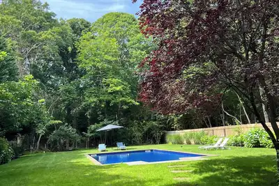 Image de Cottage calme avec jardin et piscine expansive près de la baie. Chien-amical