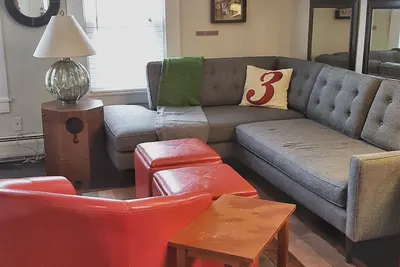 Image de Condo élégant West End avec lit King. . . Emplacement idéal à quelques pas de tout