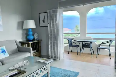 Image de Appartement spacieux avec une chambre et vue sur l'océan