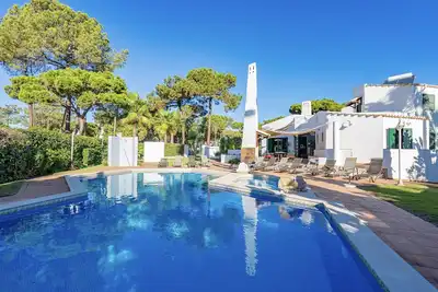 Image de Villa massive pour accueillir de grands groupes dans le style