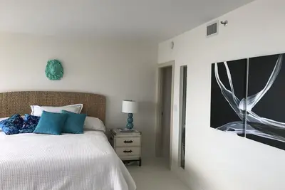 Image de Condo de luxe moderne, Miami Ocean & City View, lumineux, spacieux.