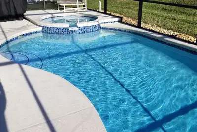Image de Maison mise à jour avec piscine privée / Spa, à 5 minutes de Disney, salle de jeux!