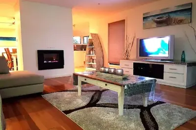 Image de Très moderne et confortable, très proche de la rampe de mise à l'eau, de la baie et de la plage!