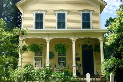 Image de Centre-ville historique Circa 1865 Home Walk to Track & Broadway