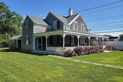 Image de Charmante Maison De L'ÎLE Historique - Location Hebdomadaire - Bluffs De CHÊNE