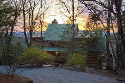 Image de Maison romantique en bois rond de Mt. 19. 3 acres \/ Vue panoramique \/ Près de Boone