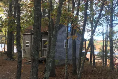 Image de Cottage avec un porche filtré donnant sur l'eau