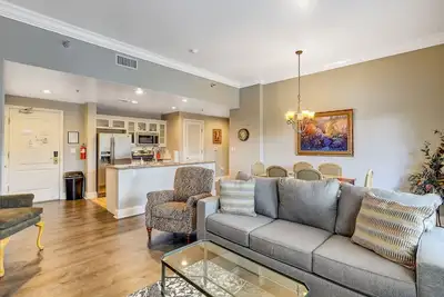 Image de Confortablement Elegant 2 Br Poolside Condo Montelago Village