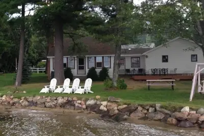 Image de Adorable Lake Home avant avec 115 pi de plage privée.