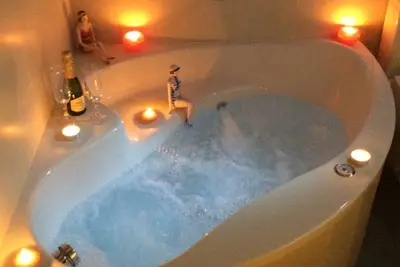 Image de Appartement jacuzzi en centre ville - avec champagne